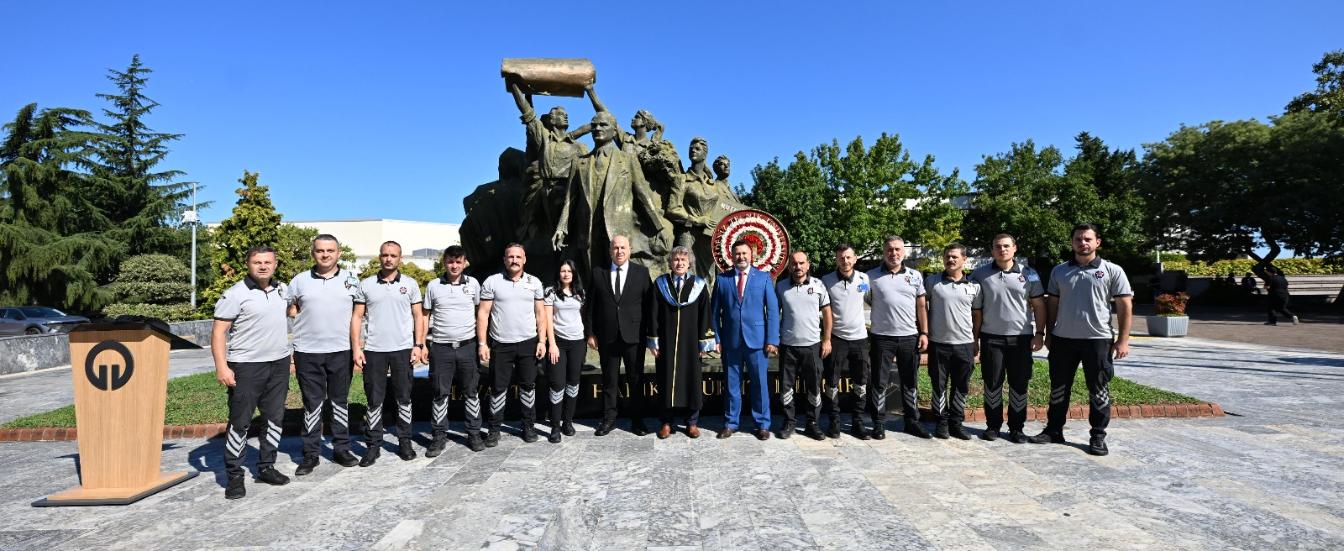 Üniversitemiz 2025-2026 Akademik Yılı Açılışı Çelenk Sunma Töreni Gerçekleştirildi 