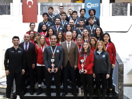 Voleybolcular Rektörle Buluştu