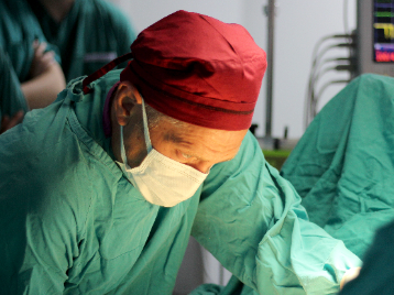 Kunduracı Göğsü Kapalı Ameliyatla İki Saatte Düzeltildi